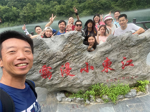 九年風(fēng)雨兼程，九年砥礪前行，云科國(guó)際迎來(lái)了意義非凡的九周年。2024年6月28日組織了為期3天的“福城郴州之旅”團(tuán)建活動(dòng)，在美麗的自然風(fēng)光中，共同感受公司的發(fā)展與壯大