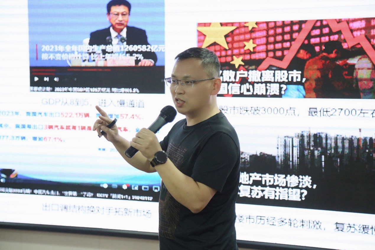 2024年2月2日，廣東云科國(guó)際供應(yīng)鏈管理有限公司（簡(jiǎn)稱(chēng)：云科國(guó)際）2024年度新春年會(huì)暨2023年度總結(jié)表彰大會(huì)在廣州順利召開(kāi)，云科國(guó)際管理班子、各職能部門(mén)負(fù)責(zé)人、事業(yè)部合伙人等與公司員工齊聚一堂，以“新變局下的重生之路”為主題展開(kāi)探討，并一起回顧了2023年工作情況，基于當(dāng)前宏觀政策及市場(chǎng)形勢(shì)，進(jìn)行2024年重點(diǎn)工作部署。